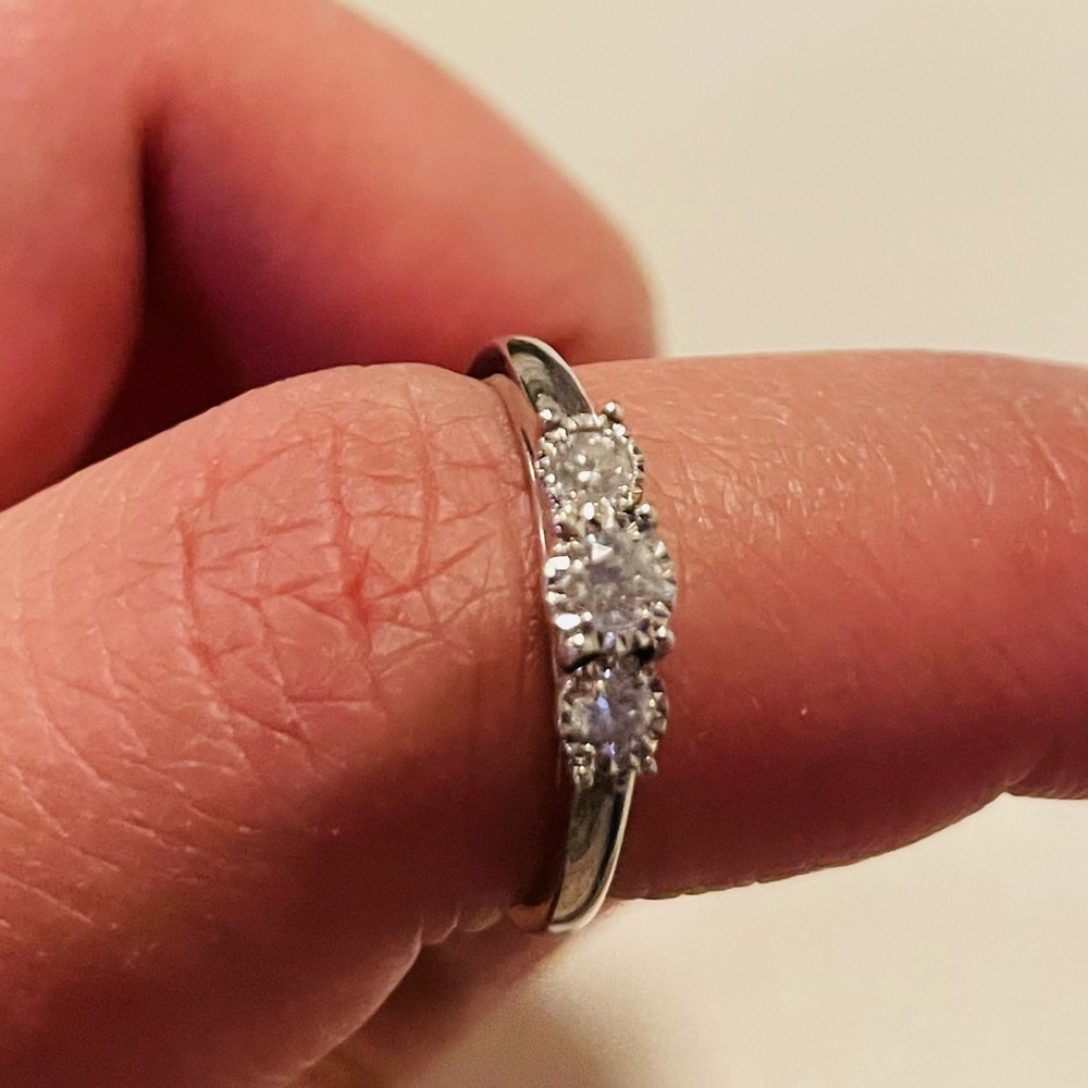 14 K white gold band with 3 diamonds size7